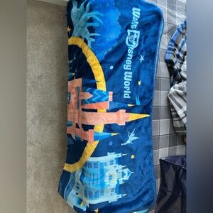 Walt Disney world blanket like new condition